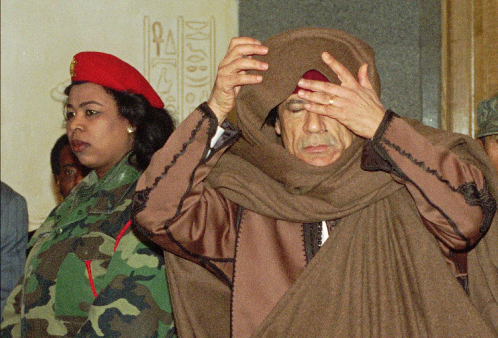 Muammar Gaddafi, 69, greps under torsdagen i Sirte. Vid gripandet sköts Libyens före detta ledare till döds.