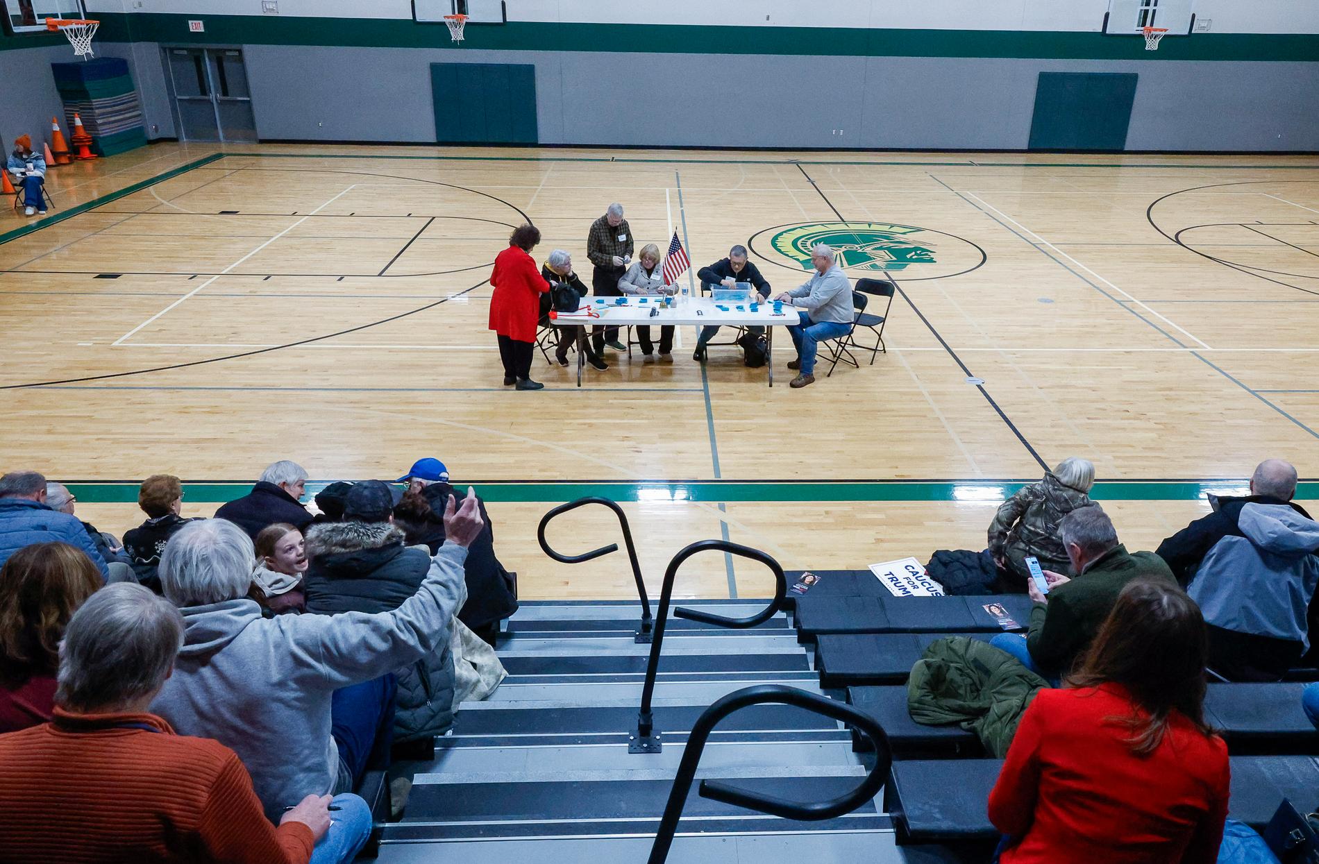 Röster räknas i en skola i Coralville, Iowa. 