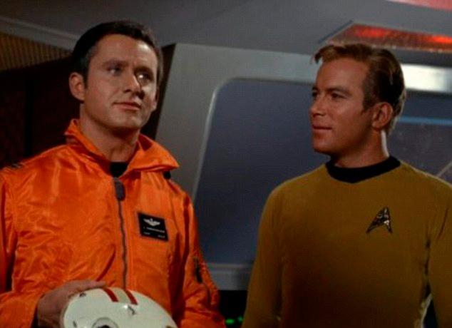 Roger Perry i sin roll som Kapten John Cristopher (till vänster) i ”Star Trek”.
