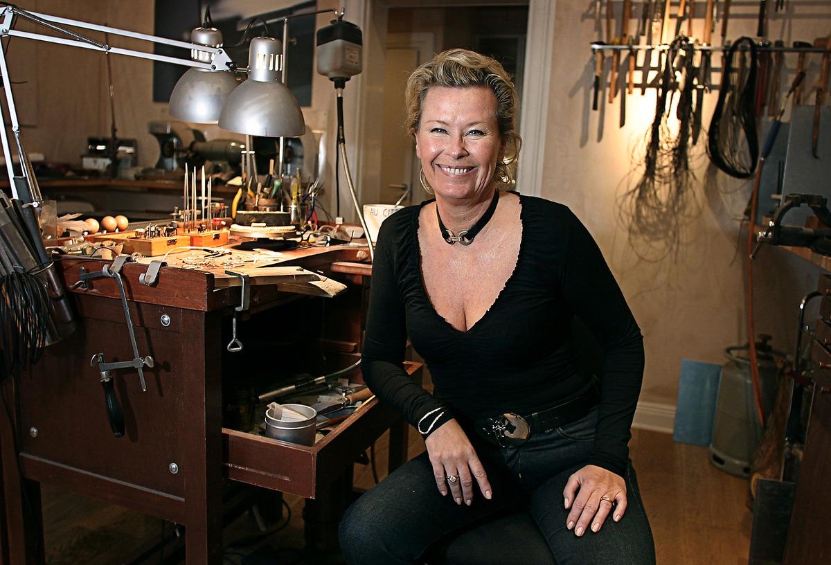 Efva Attling hade flera olika karriärer innan hon gjorde succé med sitt silversmide. Omsättningen i hennes smyckesimperium närmar sig i dag 100 miljoner kronor.