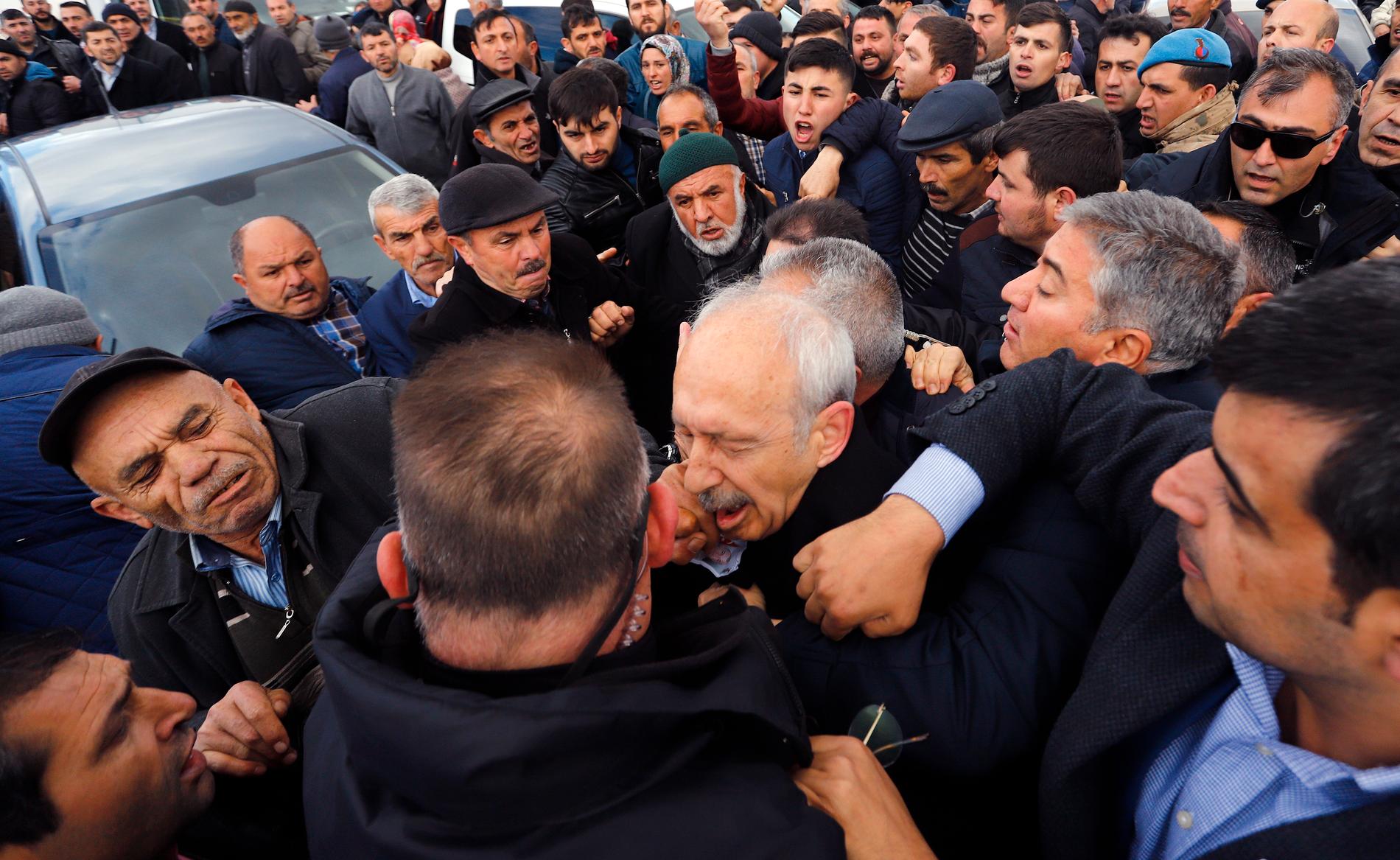 Den turkiske oppositionsledaren Kemal Kiliçdaroglu överfölls vid en begravning på söndagen. Nu har nio gripits, en av dem medlem av regeringspartiet AKP.