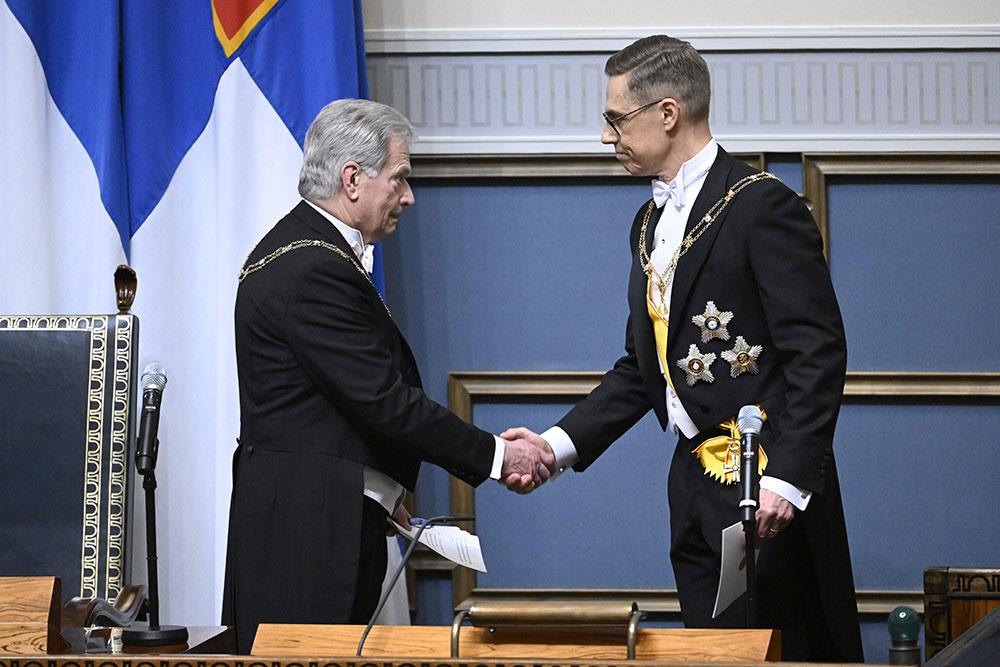 Sauli Niinisto gratulerar Finlands nye president Alexander Stubb vid ceremonin i Riksdagshuset i Helsingfors fredagen den 1 mars 2024. 