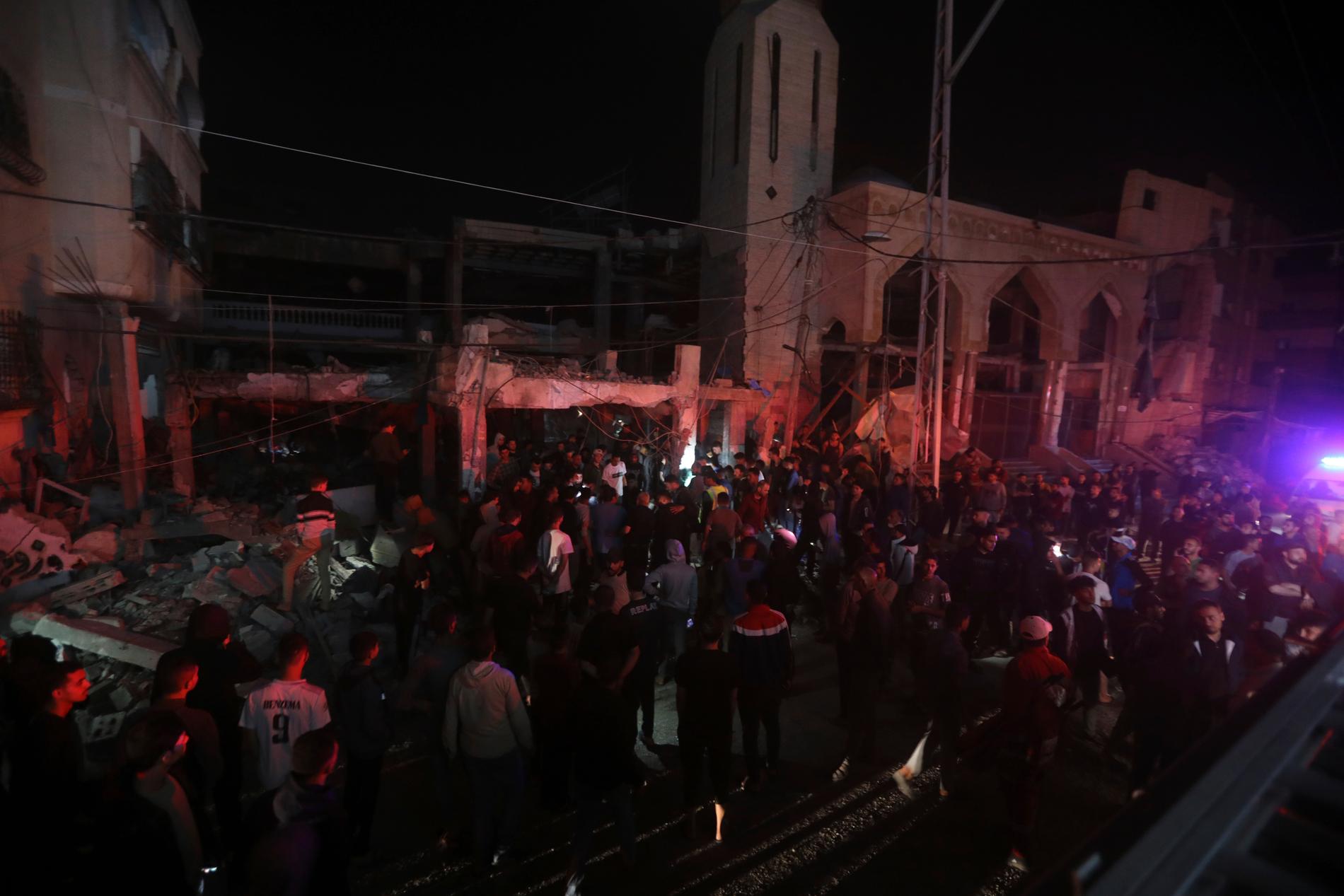 Invånare söker överlevare efter en israelisk attack mot staden Rafah.