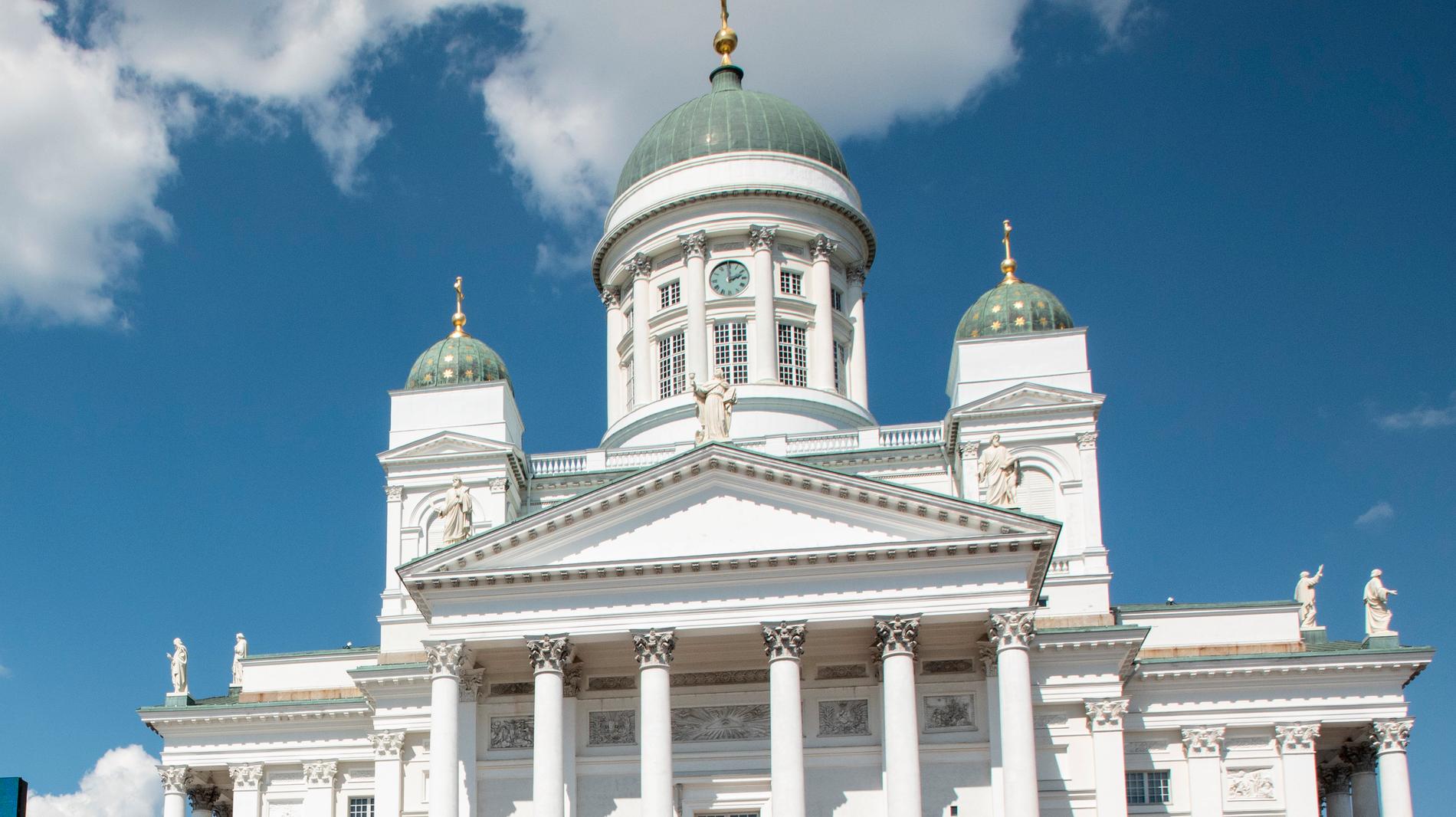 En stor grupp personer döms för att ha kränkt en präst i Helsingfors. Arkivbild av domkyrkan i Helsingfors.