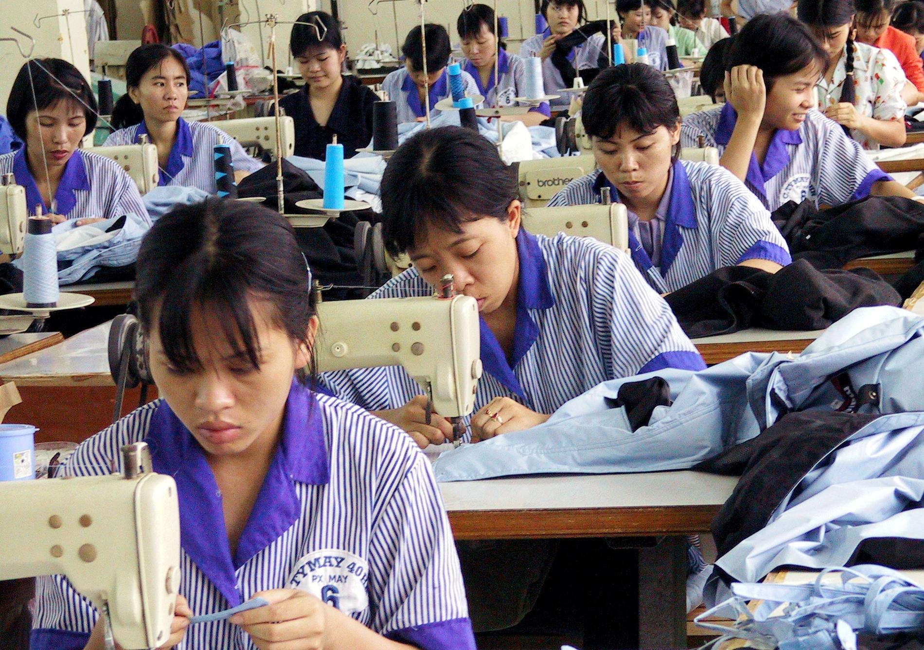 Stor del av textilindustrin finns i låglöneländer, som här i Vietnam. Ett nytt projekt undersöker hur man ska få mer produktion till Sverige. Arkivbild.