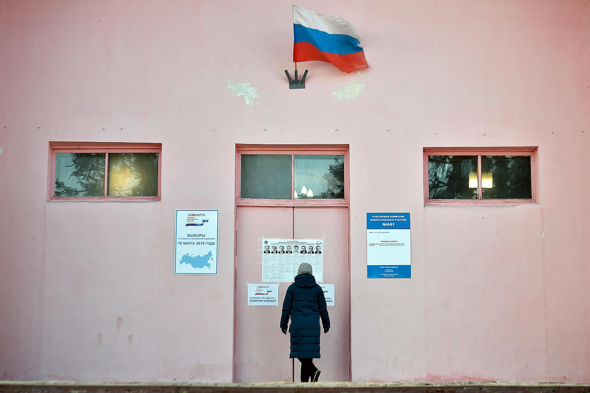En kvinna besöker en vallokal i Borok strax norr om Smolensk.