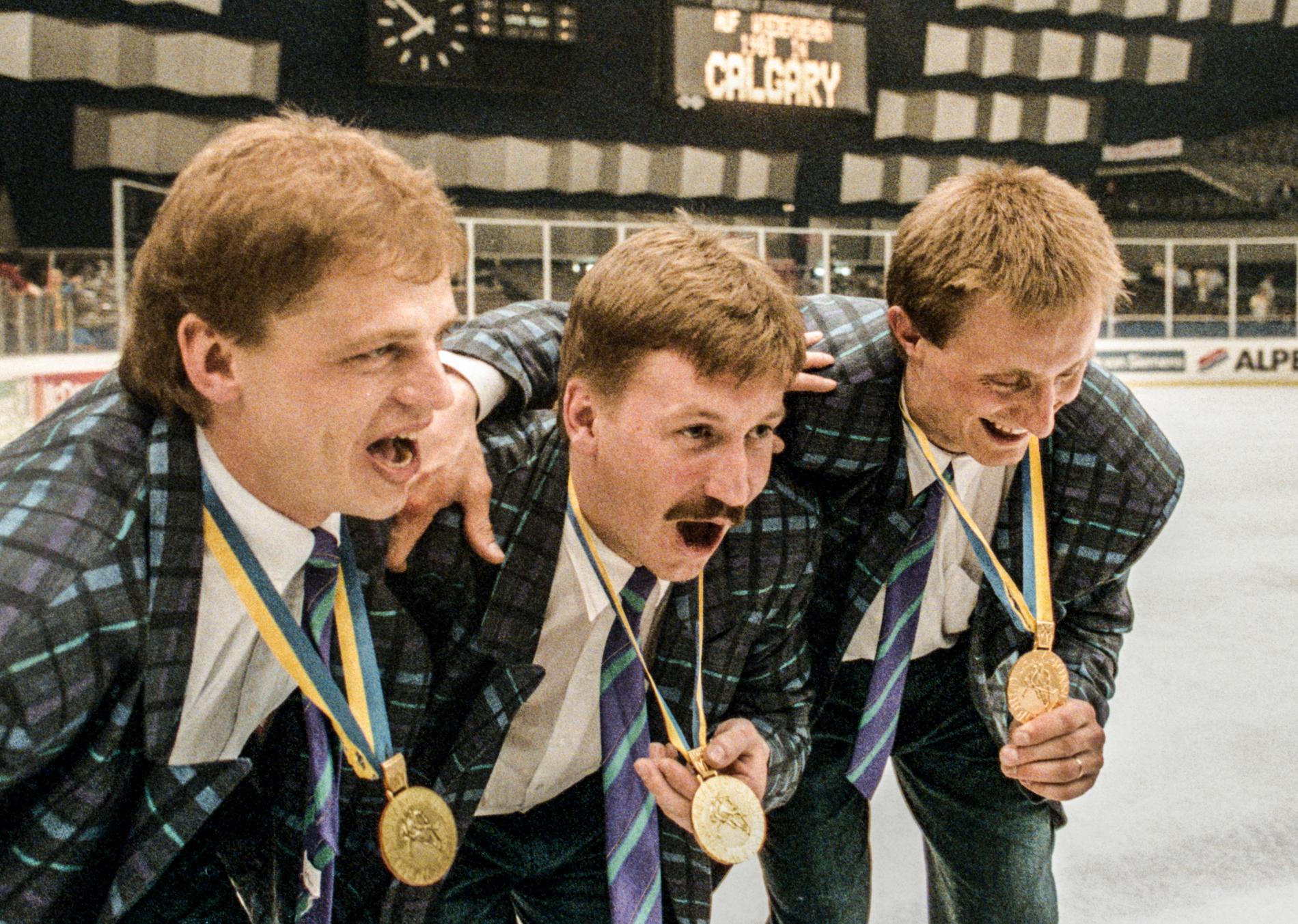 Peter “Pekka” Lindmark (mitten) firar VM-guldet 1987 med Bengt-Åke Gustafsson och Anders Eldebrink.