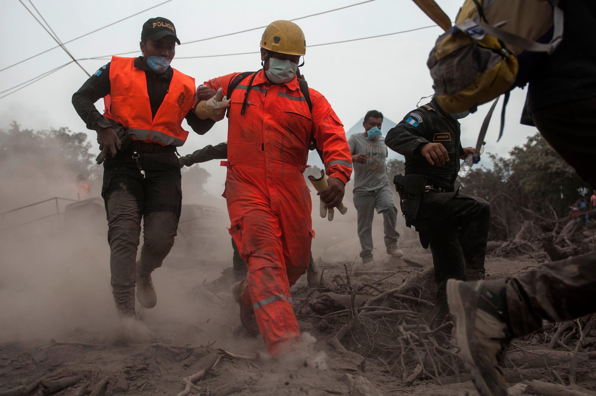 Räddningsarbetare i området som drabbats av vulkanutbrottet.