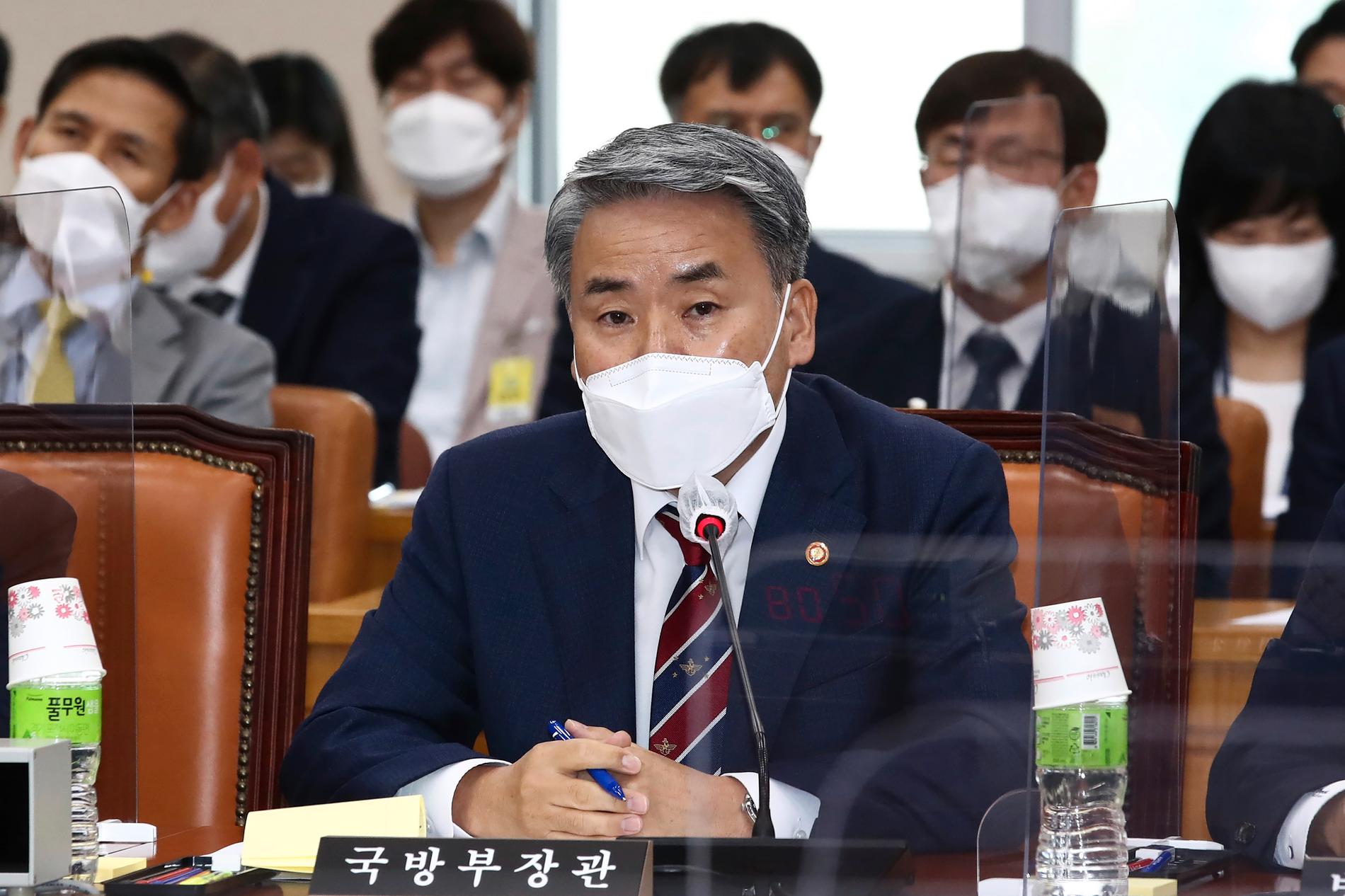 Sydkoreas försvarsminister Lee Jong-sup vid den parlamentariska försvarskommittén i Seoul under onsdagen, där frågan om en opinionsundersökning ska hjälpa till att avgöra om medlemmarna i K-popbandet BTS ska beviljas frisedel från militärtjänsten avhandlades.