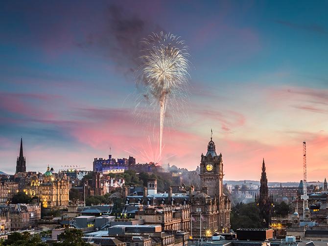 Edinburgh firar nyår i fyra hela dagar med musik, dans och fyrverkerier.