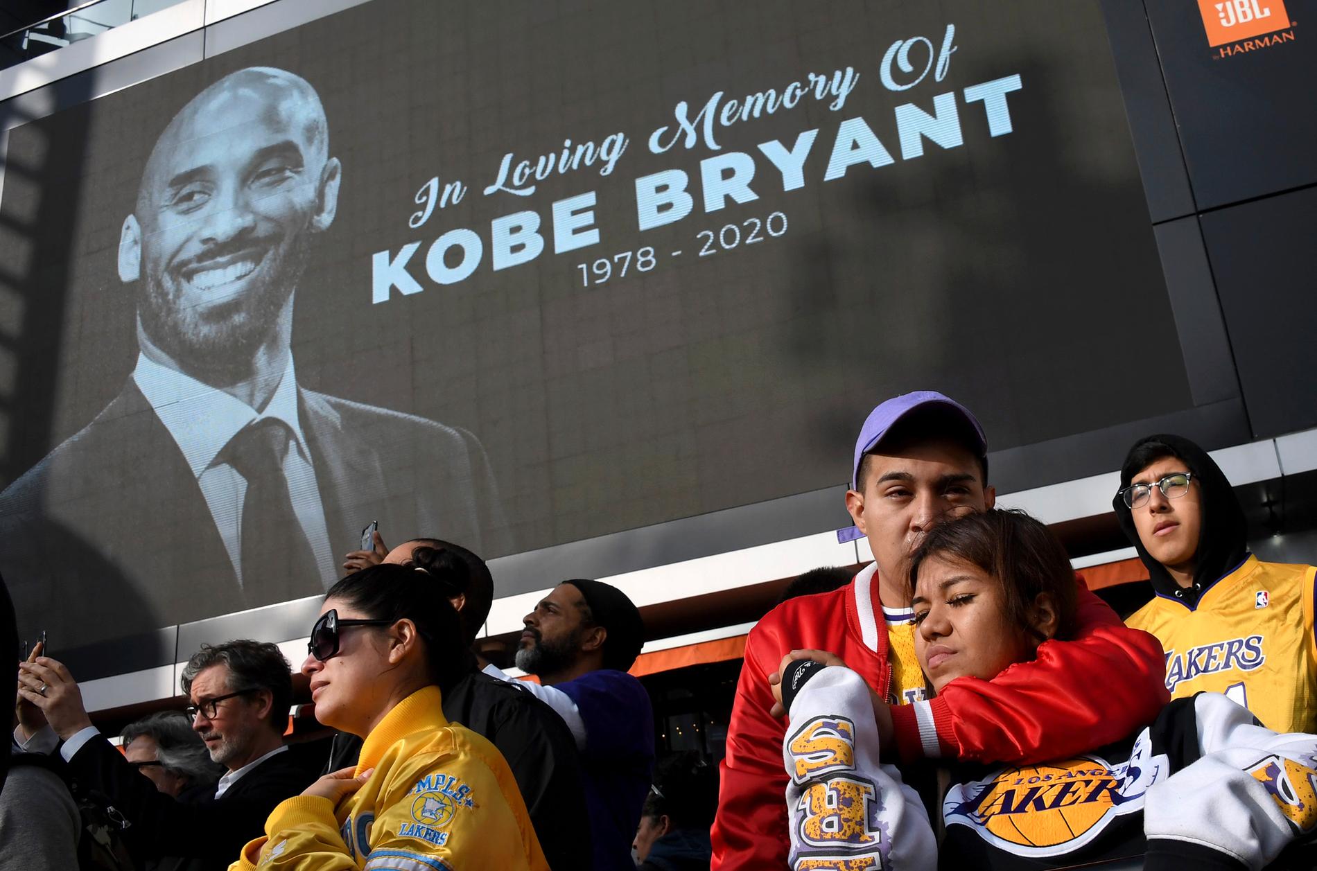 Många sörjer Kobe Bryant efter helikopterkraschen i Los Angeles utanför Staples Center, LA Lakers hemmaarena där Bryant tillbringade sin karriär.