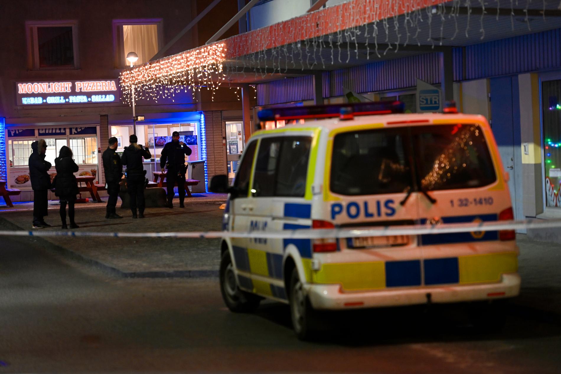 Polisinsatsen utanför restaurangen där 15-åringen mördades.