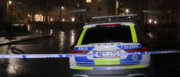 Polisen efter en skottlossning i ett bostadsområde i Beckomberga i Bromma.