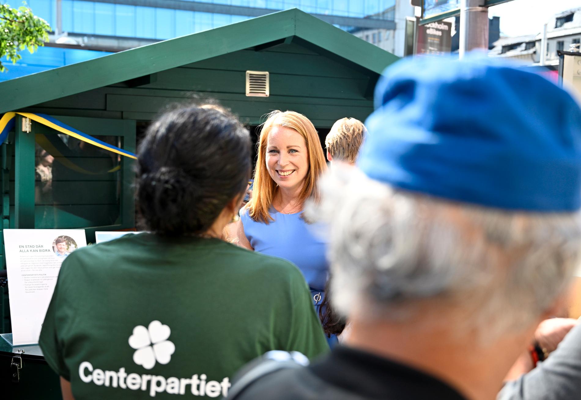 Centerpartiets partiledare Annie Lööf (C) inviger partiets valstuga i Stockholm. Med solceller på taket.