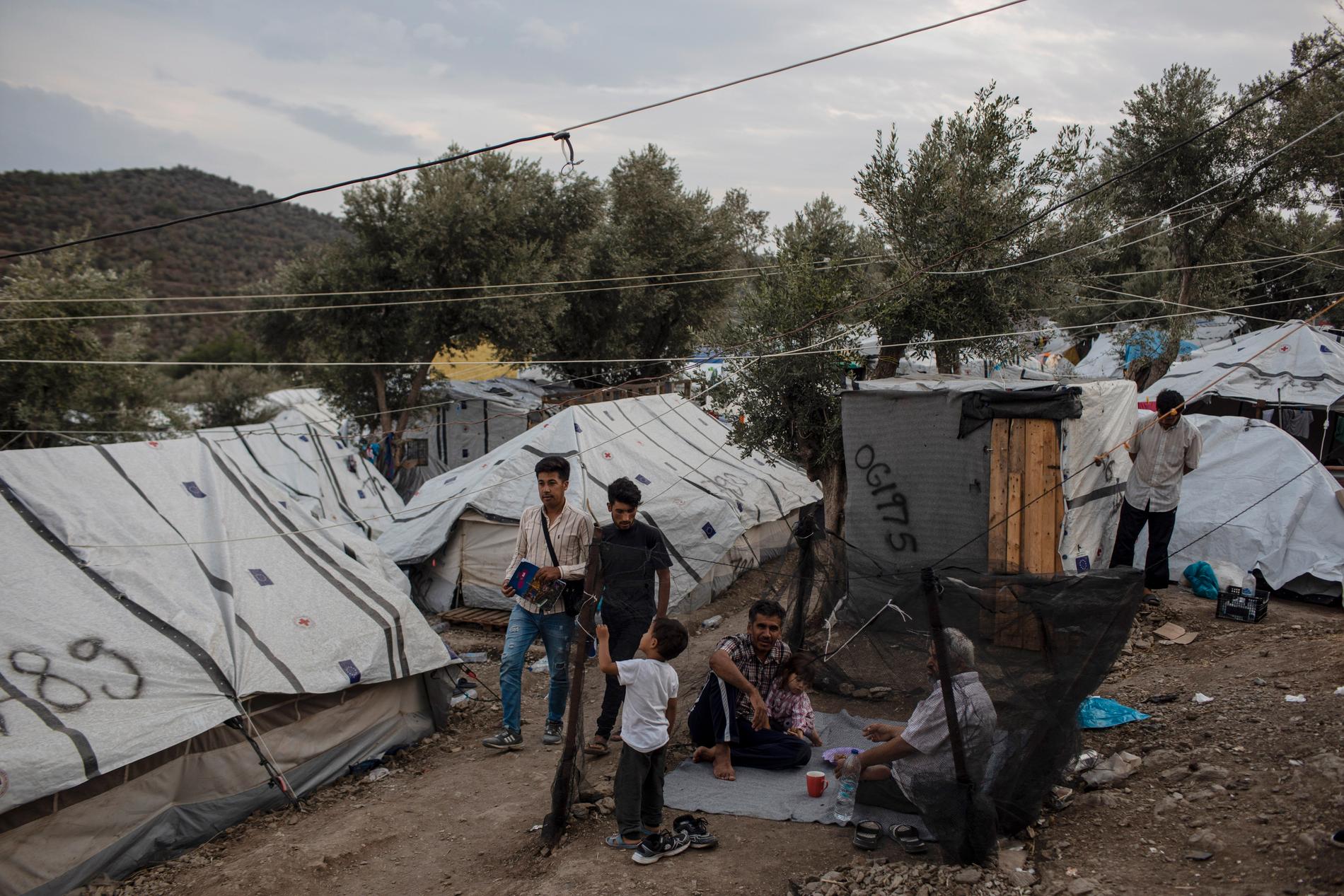 Spontana tältbyar växer fram på grekiska öar, utanför de överfyllda uppsamlingslägren för flyktingar och migranter. Arkivbild från oktober.