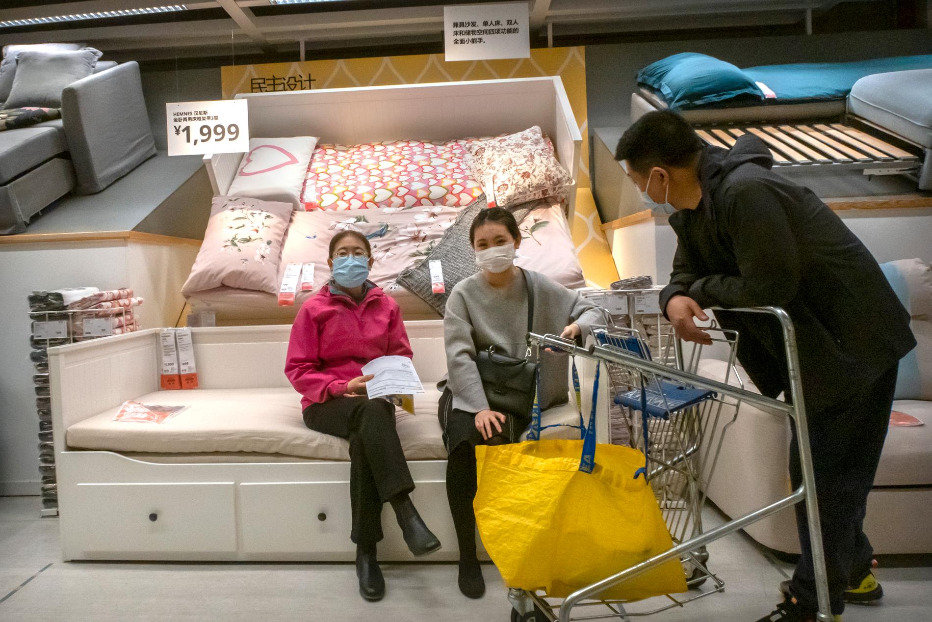 PEKING, KINA Kunder på Ikea i Peking använder munskydd när de handlar i varuhuset på lördagen.