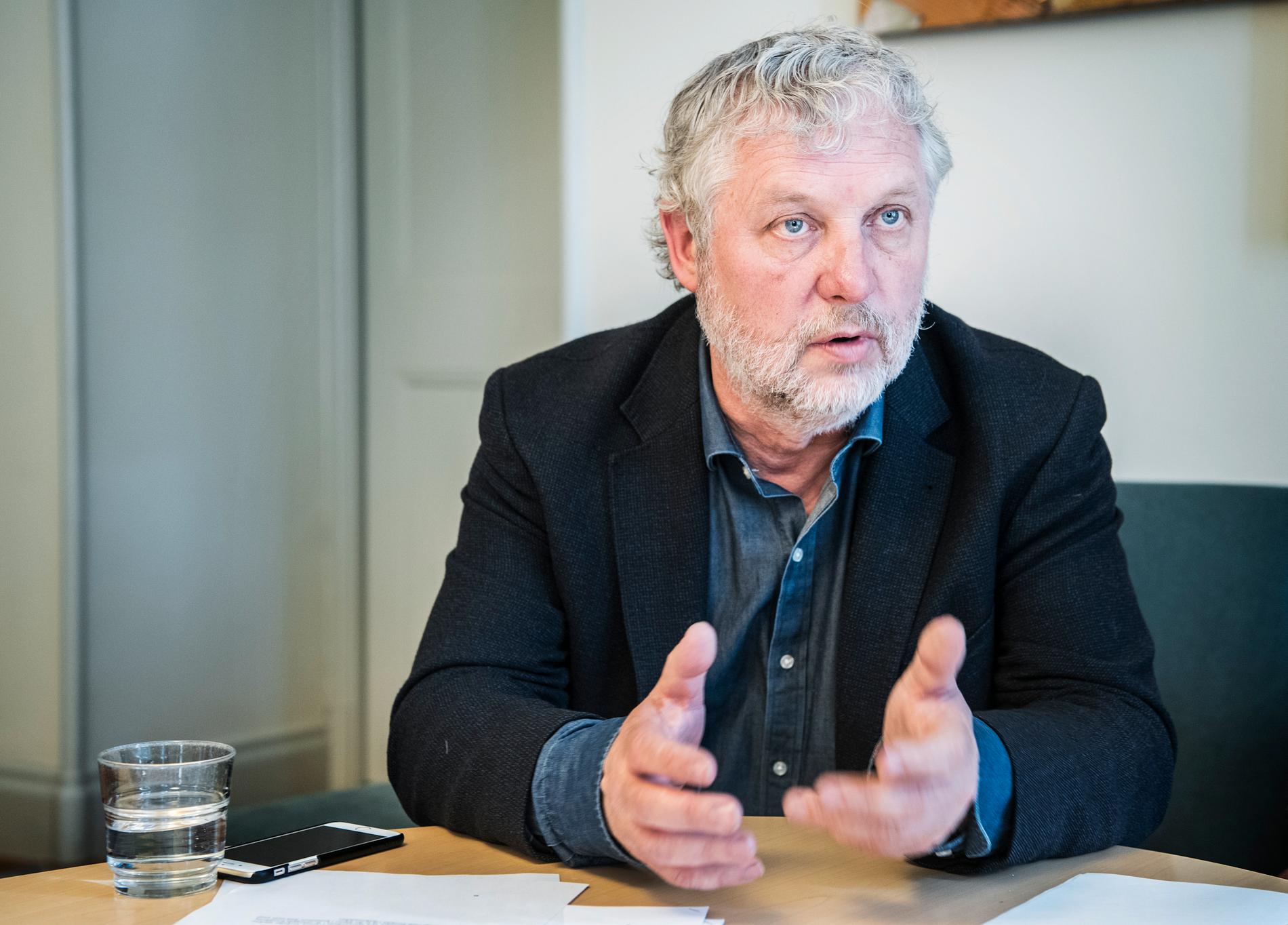 Ministern Peter Eriksson kräver att SD utreder vilka som står bakom botarna.