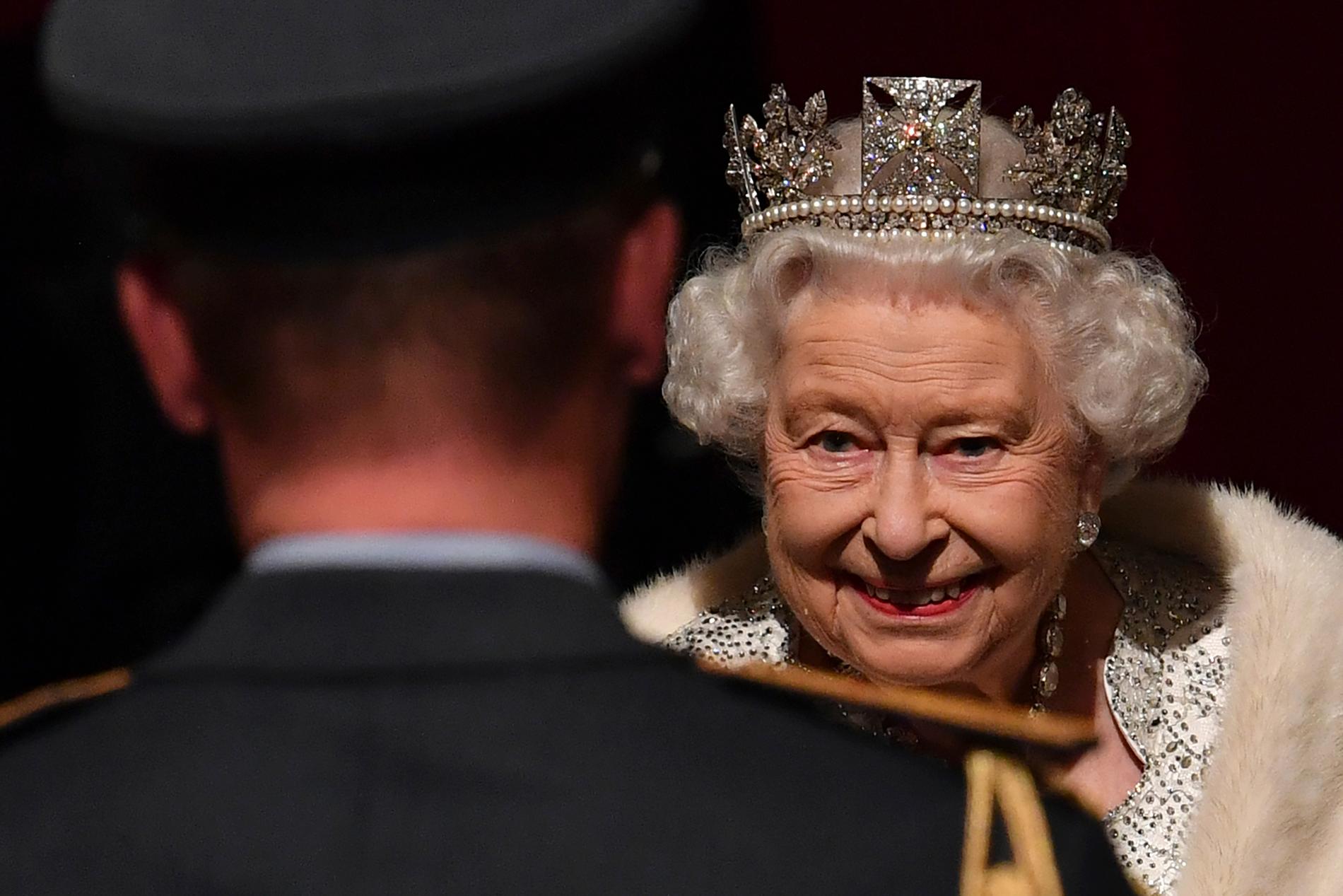 Storbritanniens drottning Elizabeth i samband med den senaste statsöppningsceremonin, den 14 oktober. Då i diadem – nu i hatt.