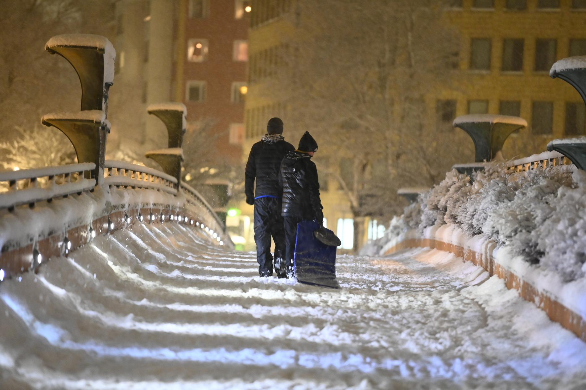 Årets första snösmocka har slagit rejält mot Stockholmsområdet. 