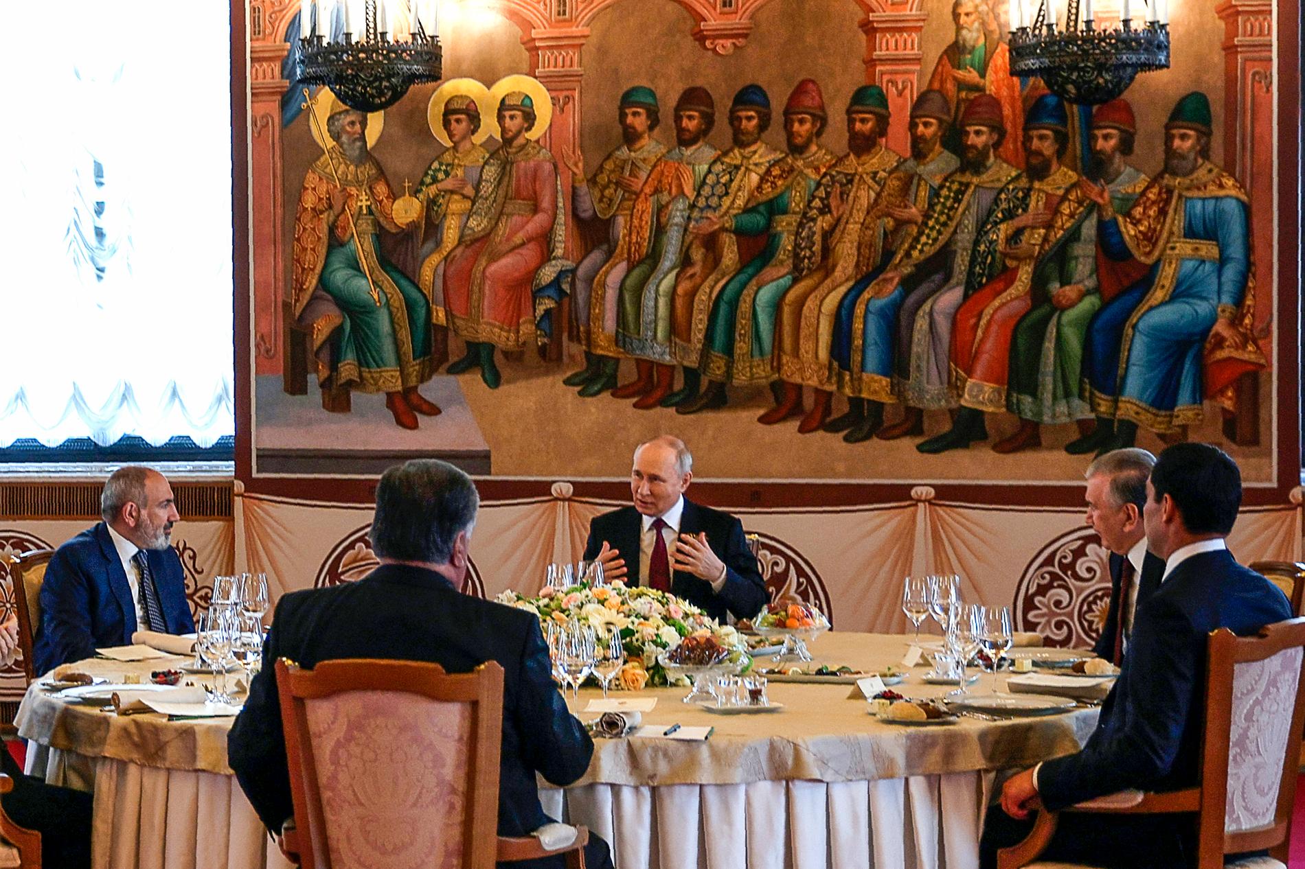 Vladimir Putin under tisdagens frukost tillsammans med ledare för Armenien, Tadzjikistan, Turkmenistan och  Uzbekistan.
