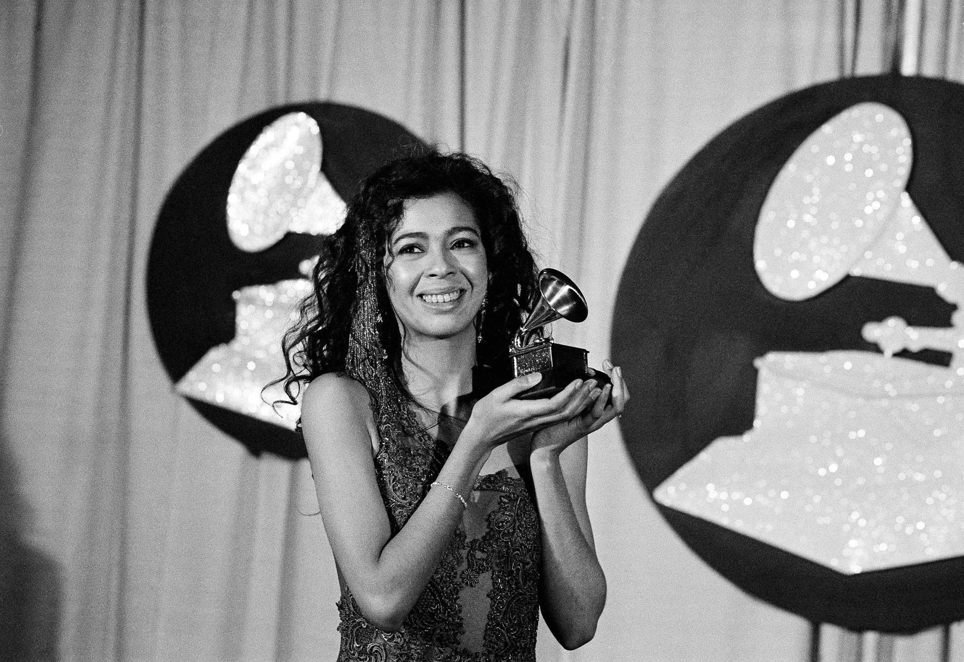 Irene Cara när hon tog emot en Grammy 1984 för bästa kvinnliga popsångerska.