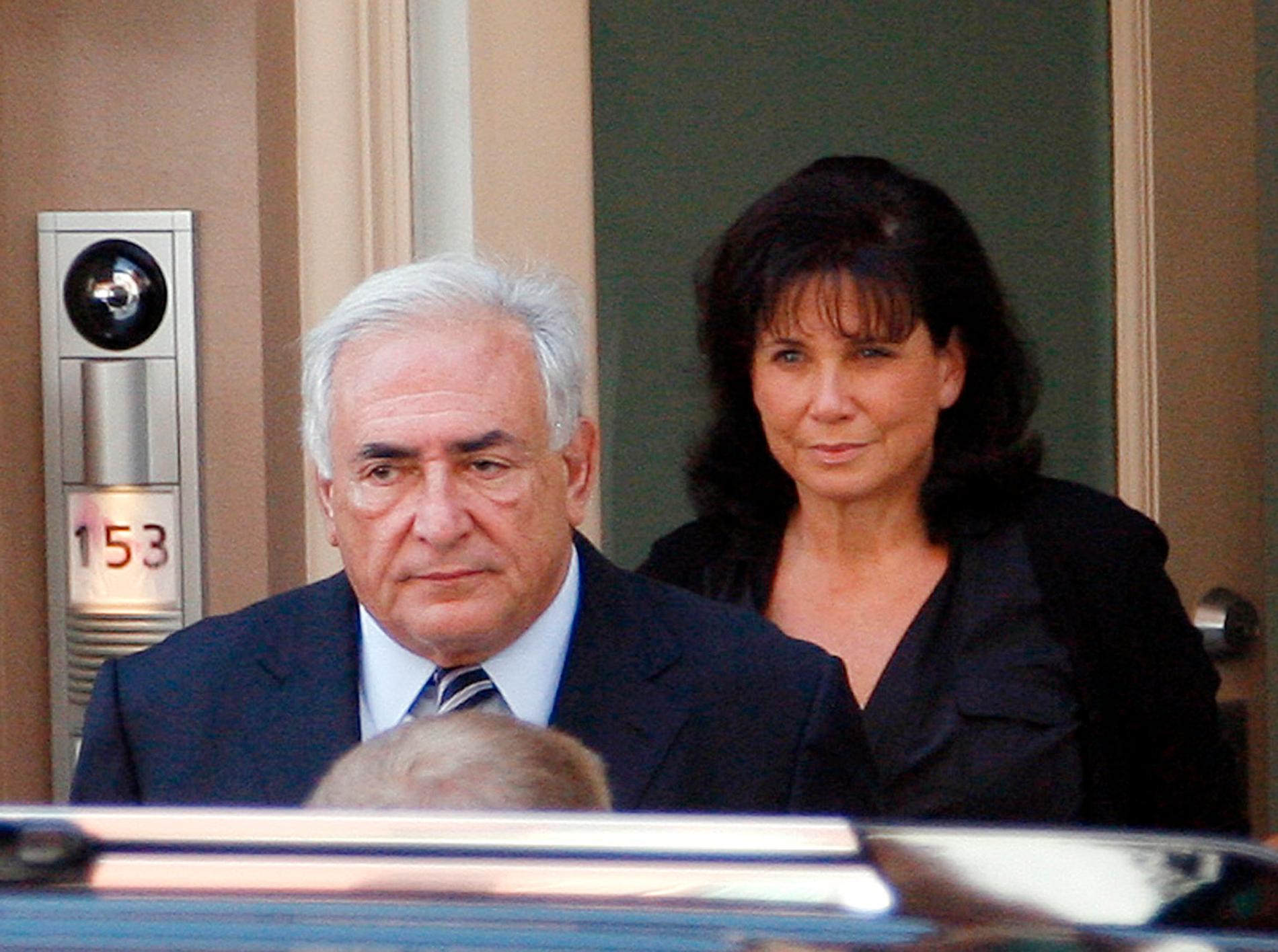 Dominique Strauss-Kahn med sin fru 2011 när skandalen uppdagades. En hotellstäderska i New York anklagade honom för att ha försökt tvinga sig till oralsex. Det blev början på  Dominique Strauss-Kahns fall. Händelsen på hotellet 2011 slutade med en uppgörelse där Strauss-Kahn betalade 1,5 miljoner dollar till städerskan. Foto: AP