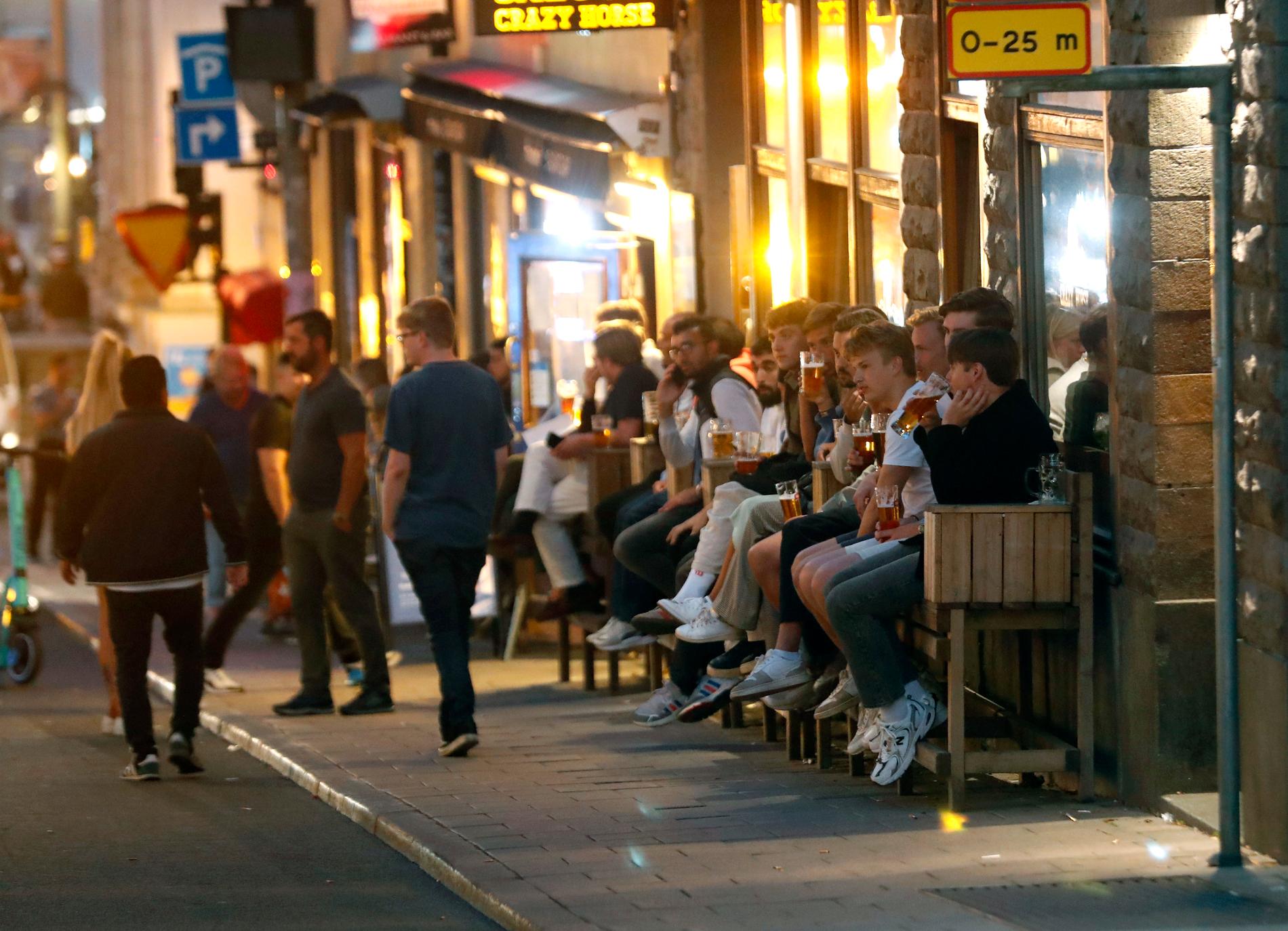 Fritt fram att drick öl även sent på kvällen. På det här stället på Götgatan i Stockholm avnjöts dock den kalla drycken lugnt och städat. 