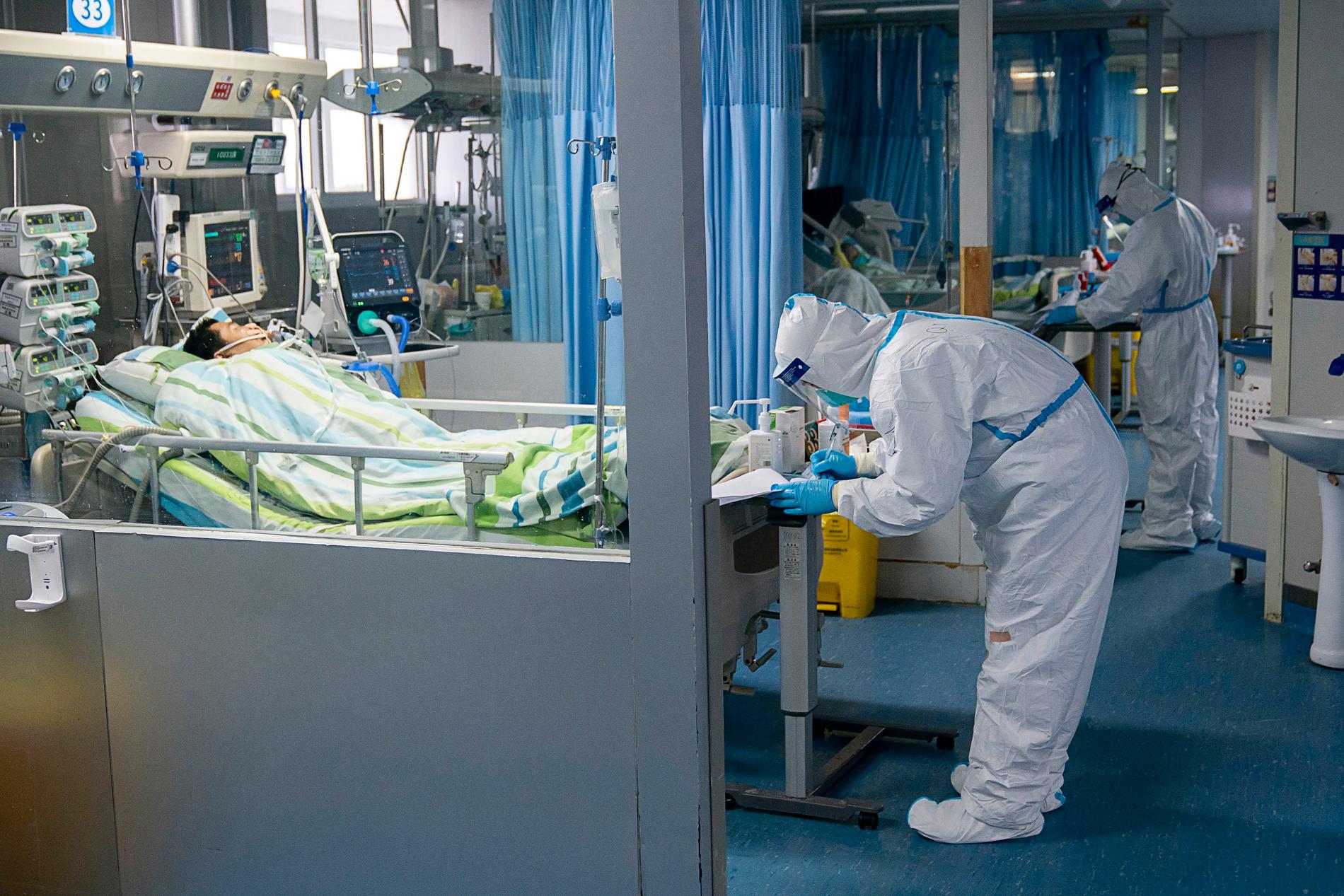 En patient behandlas på intensiven på universitetssjukhuset i Wuhan i Hubeiprovinsen.