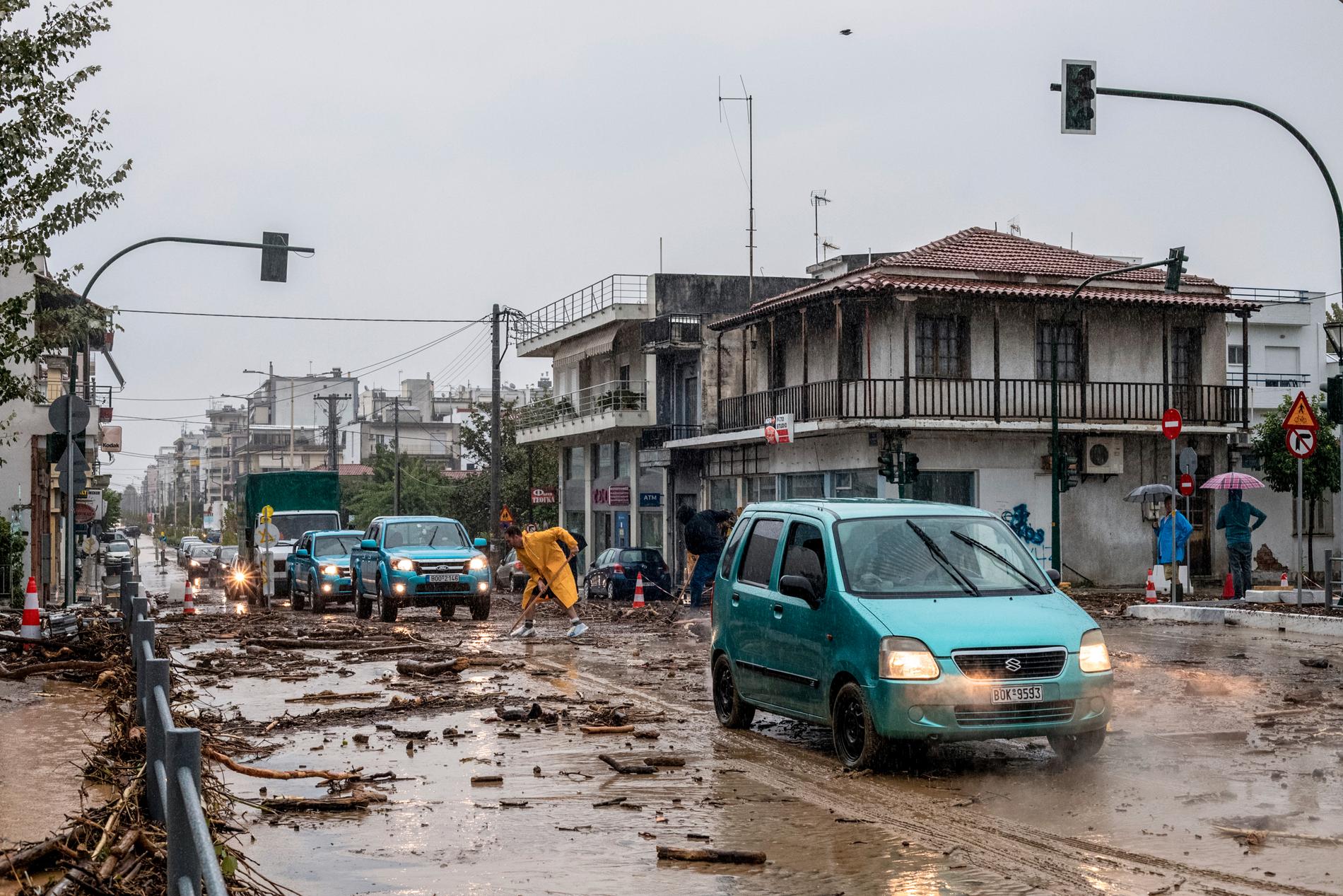 Översvämningarna har dragit med sig mängder av bråte bland annat i staden Volos. Flera bilar har svepts med ut i havet.