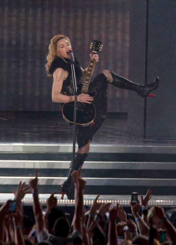 Madonna med elgitarr – det är lika skräckinjagande som döden i en Bergmanfilm.
