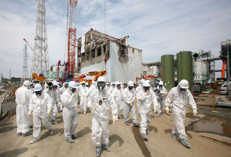 katastrofen i japanJournalister och atomenergiexperter vid de havererade reaktorerna i Fukushima. Det är dags att avsluta den nukleära epoken, menar Joar Tiberg. I dag finns teknik att sänka ner avfallet i djupa borrhål och smälta samman det med jordkärnan.