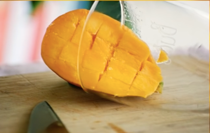 Använd ett glas för att skala mangon.