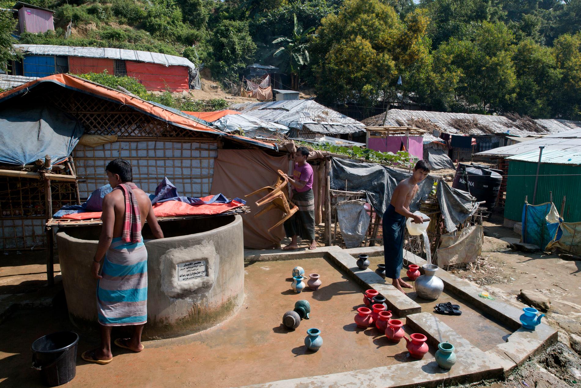 Rohingyer hämtar vatten från en brunn vid ett flyktingläger i närheten av Cox's Bazar i november.