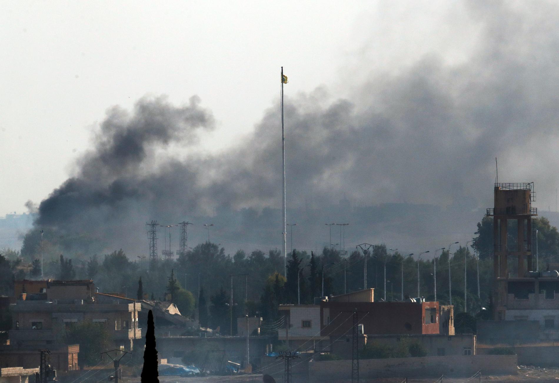 Brandrök över Tel Abyad i Syrien efter turkiska bombningar. Bilden är tagen i dag, söndag, från sydöstra Turkiet. 