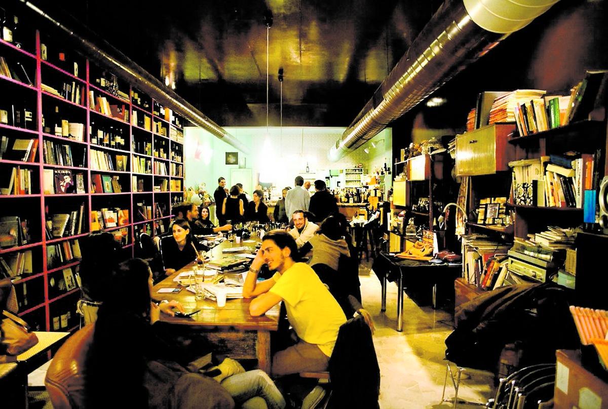 På Bar à book sitter Roms intellektuella grädda.