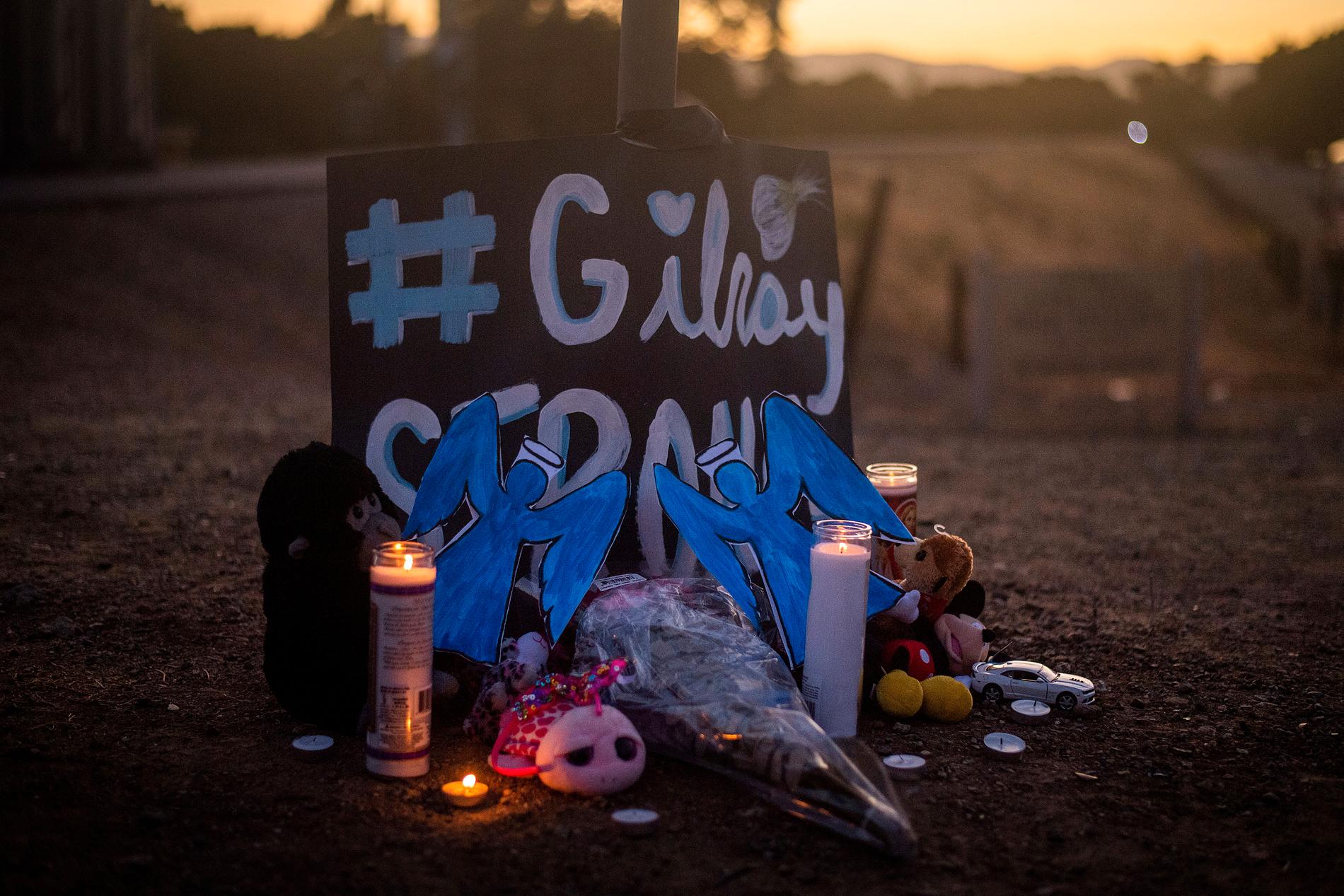 Ljus brinner för offren i Gilroy i Kalifornien.