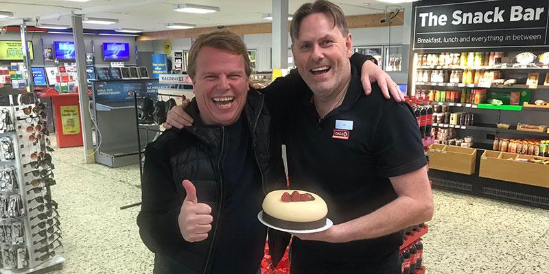 Morten Stokstad, till vänster på bilden, bjöd på tårta på Circle K i Charlottenberg. 