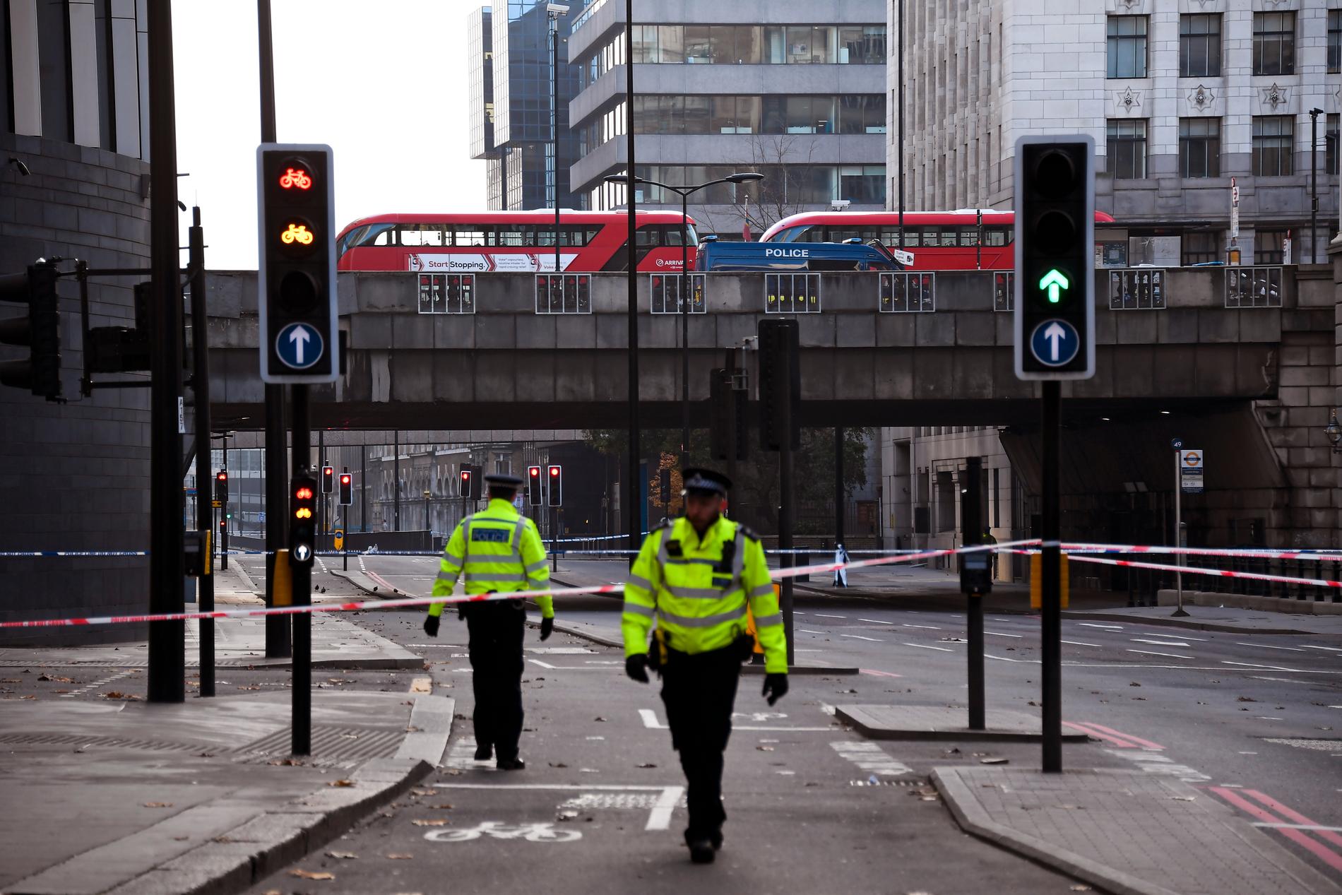 Poliser spärrar av vid London Bridge i samband med knivattacken.