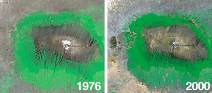 Satellitbild över Kilimanjaro 1976 och 2000. Glaciären har krymt avsevärt över de senaste åren. Man uppskattar att 82 procent av isen som krönte berget numera är bortsmält. Inom 15 år kan glaciären vara helt borta.