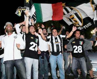 Tusentals Juventusanhängare firade lagets 28:e ligatriumf på Turins gator i natt.