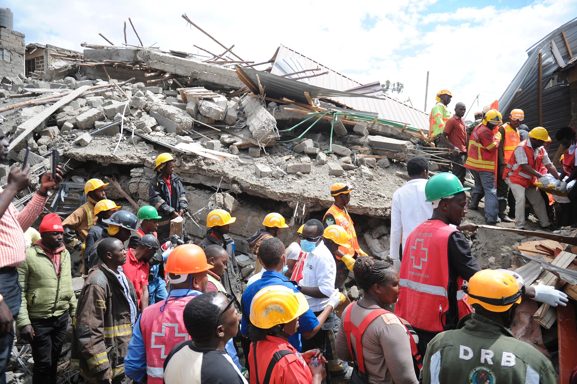 Minst fem personer omkom i ett husras i Kenyas huvudstad Nairobi.