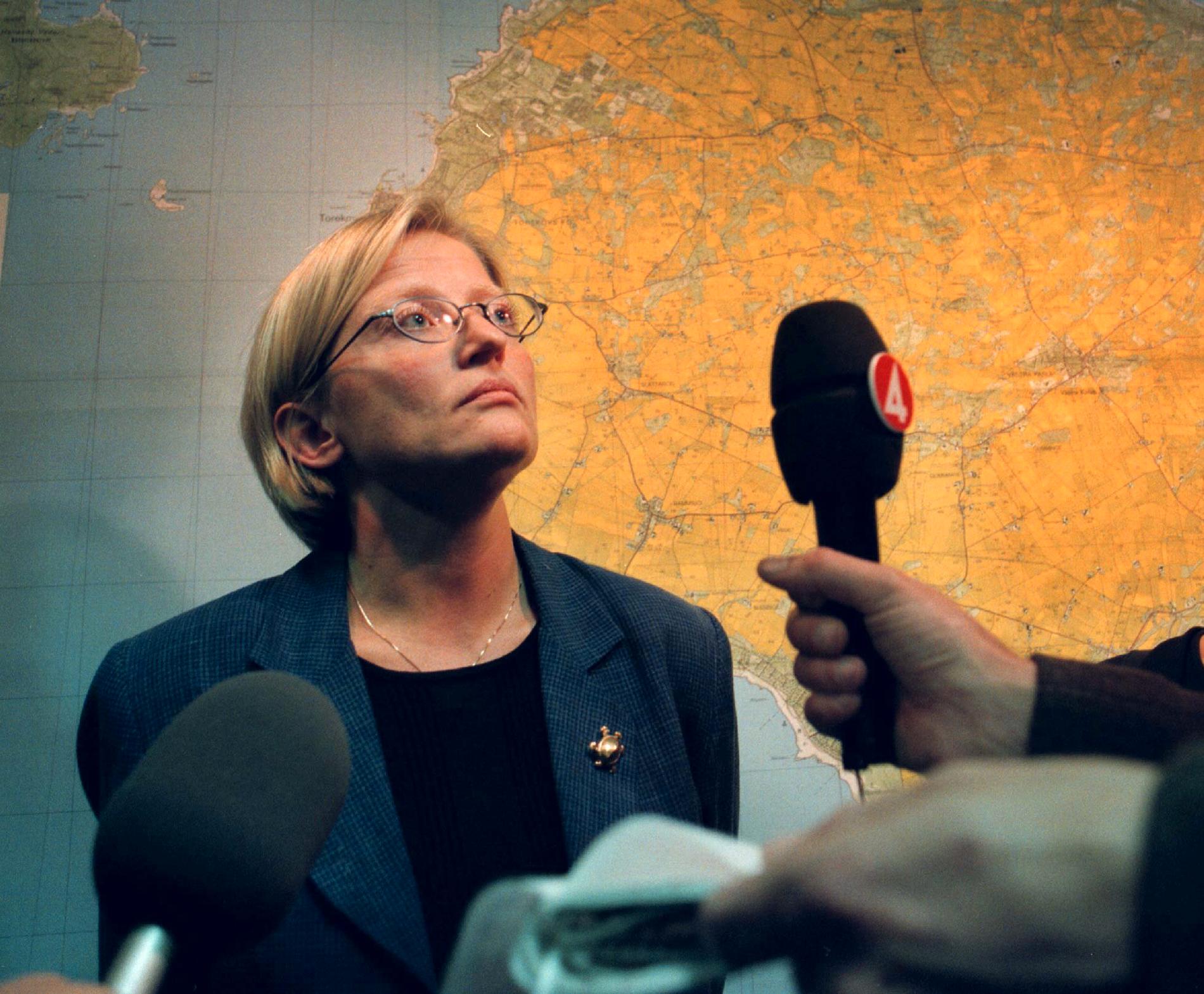 Oktober 1997. Milöminister Anna Lindh vid en presskonferens i Båstad om skandalen.