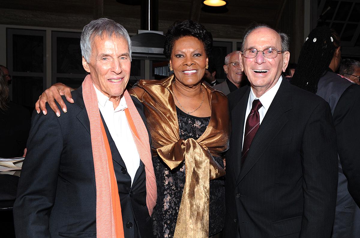 Hal David, till höger, tillsammans med Burt Bacharach och Dionne Warwick.