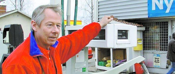 Shell, Åmotsfors Shellföreståndaren Ronny Hermansson tvivlar på att verksamheten lönar sig när trafiken leds förbi samhället i stället för igenom Åmotfors. I april nästa år planerar Ronny att stänga.