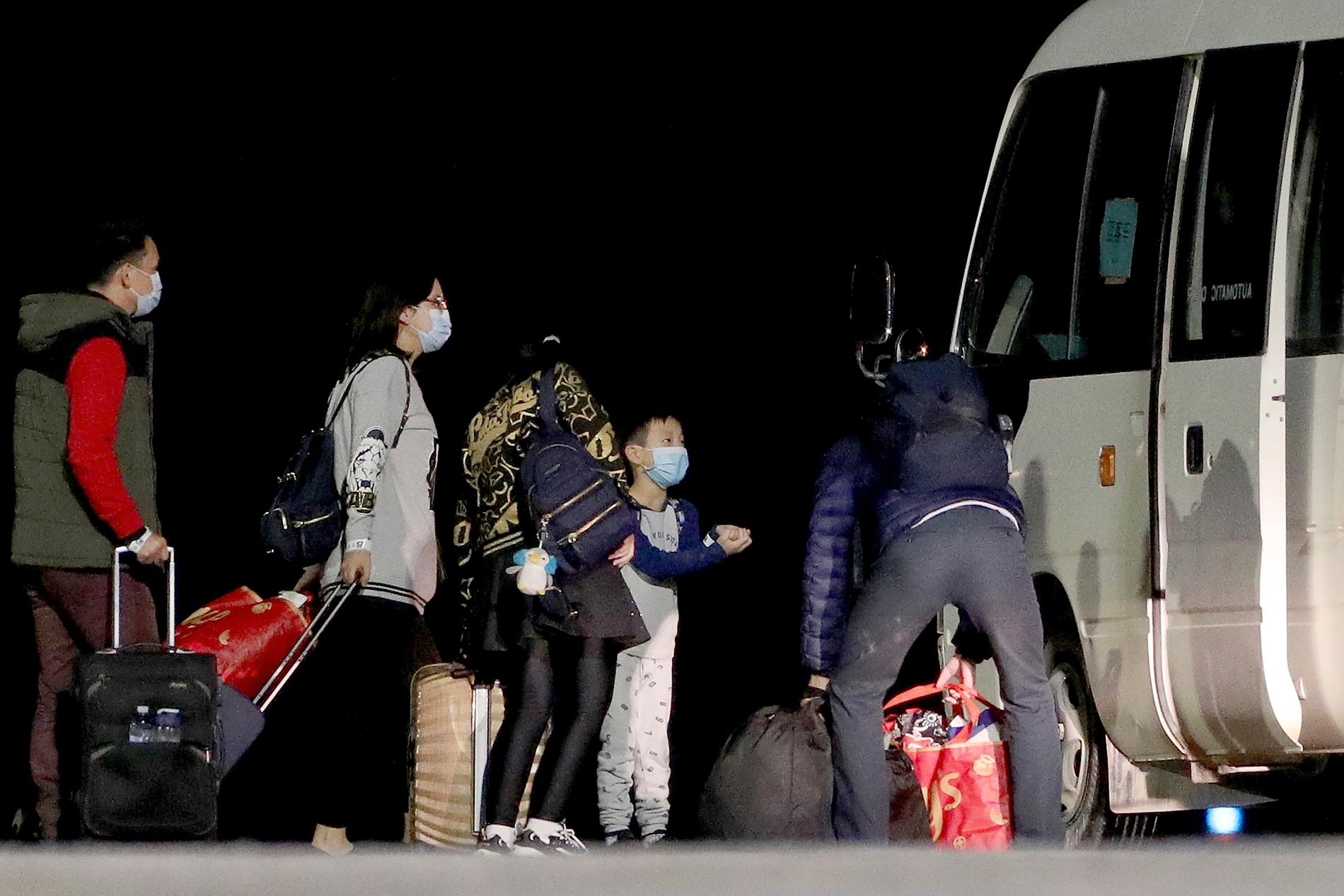 Australier som flugits ut ur det virusdrabbade Wuhan på flygplatsen på Julön, där de ska sitta i karantän i två veckor.