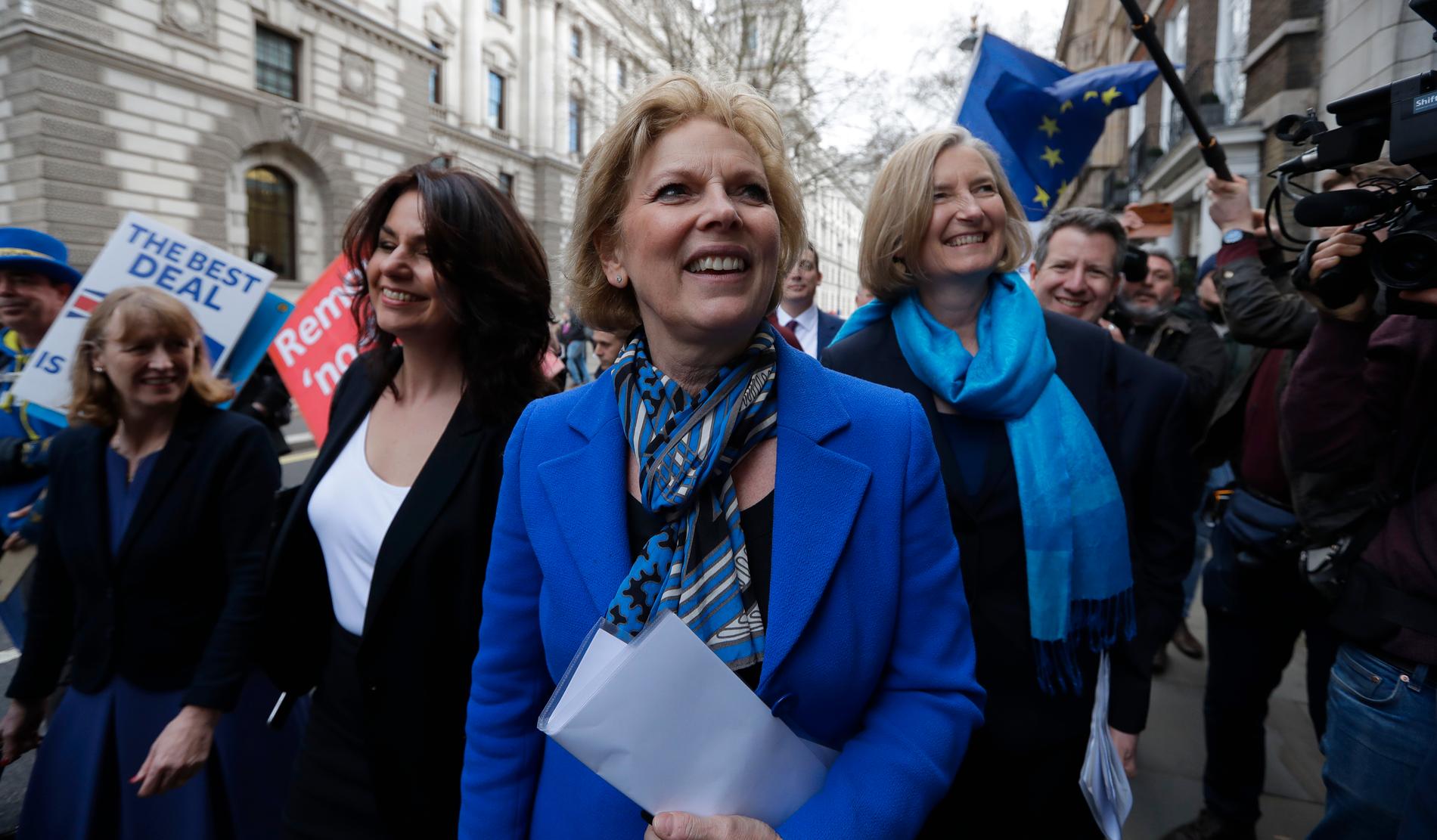 Konservativa avhopparna Heidi Allen, Anna Soubry och Sarah Wollaston på väg till en presskonferens i London efter att ha anslutit sig till den nya Oberoende gruppen i det brittiska parlamentets underhus.