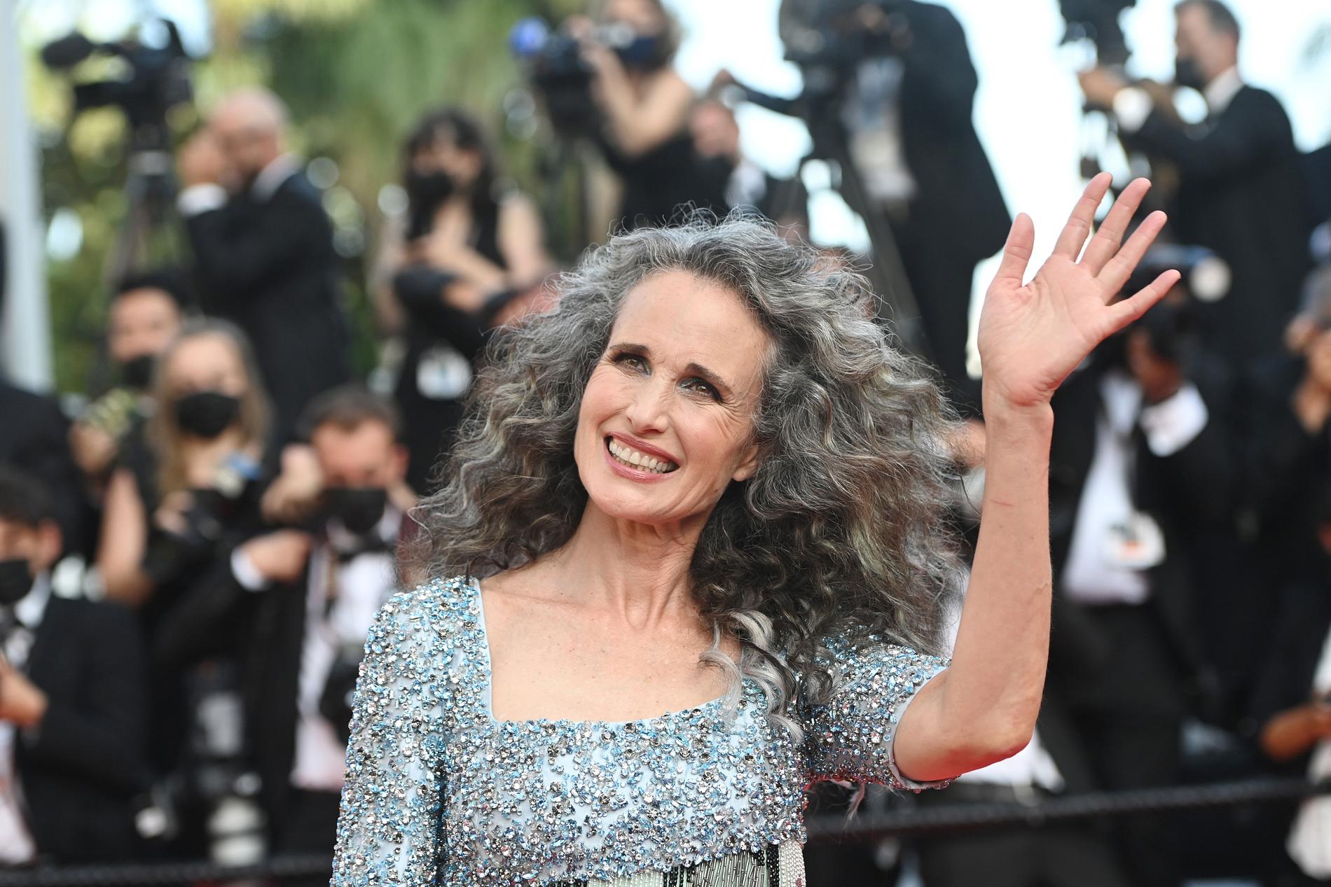 Andie McDowell, 63, i Cannes i somras. Modetidningen Vogue skriver att den största skönhetstrenden i år är grått hår.