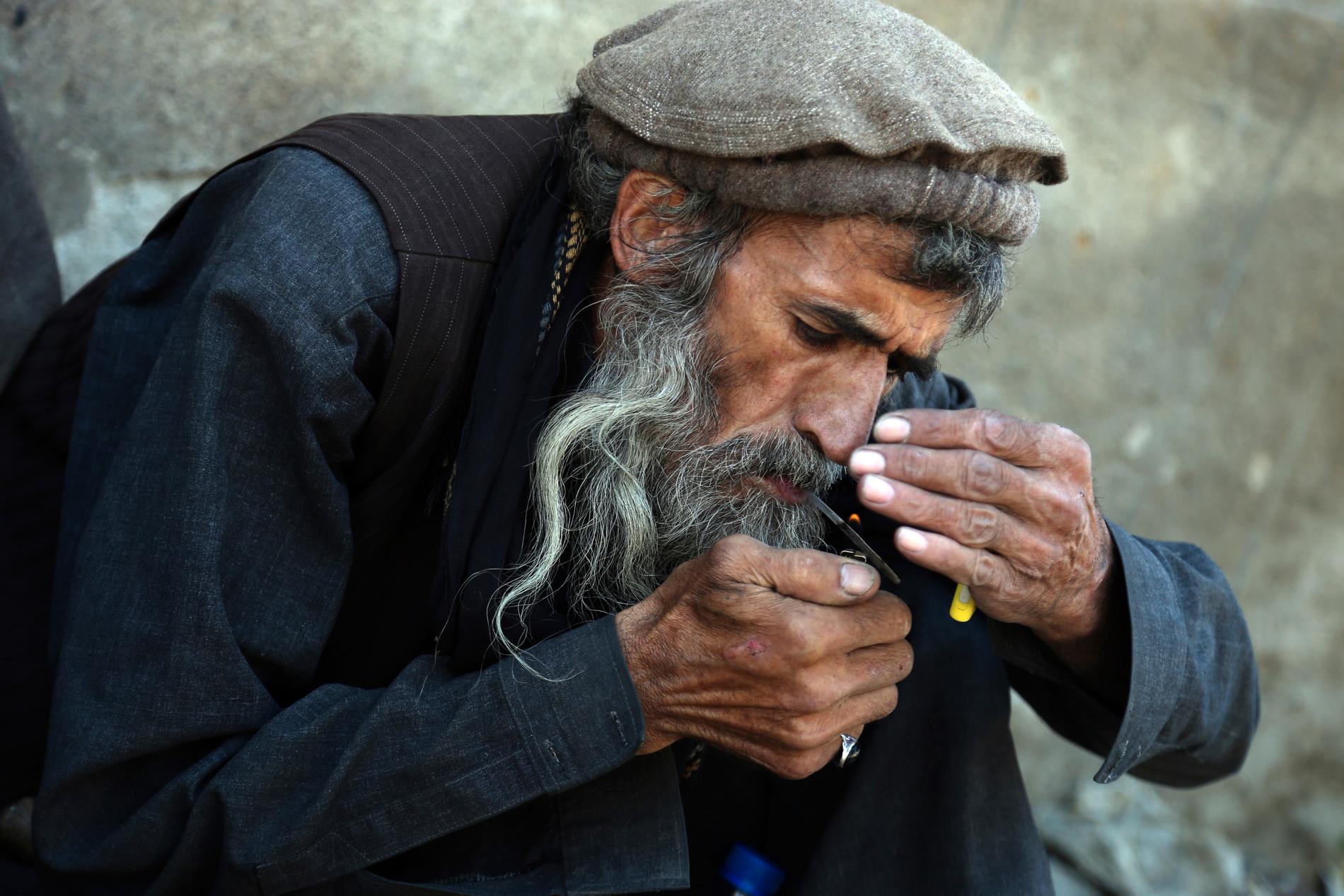 En man röker heroin i Afghanistans huvudstad Kabul. Arkivbild.