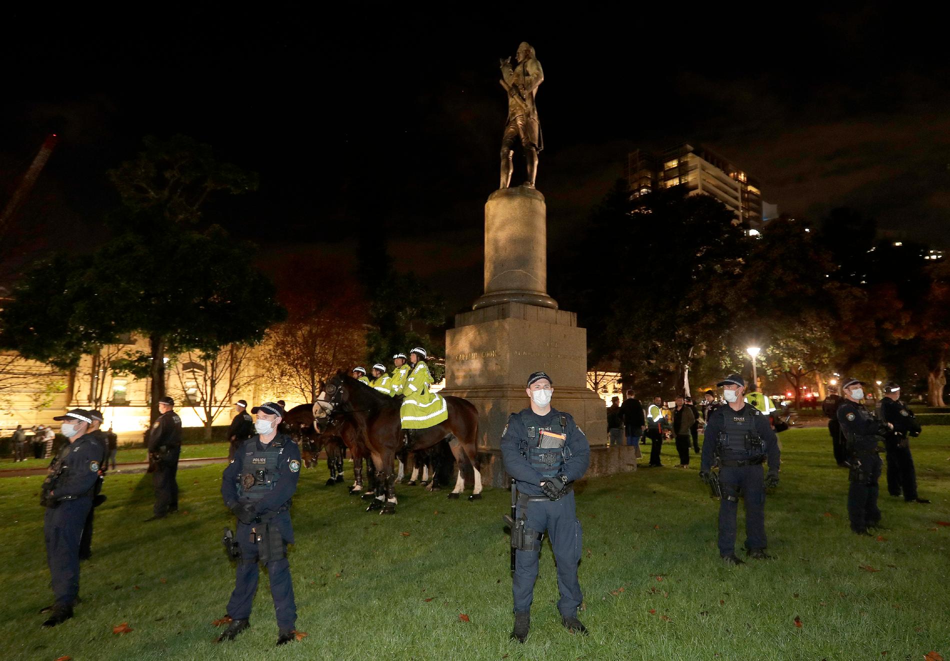 Polisen vaktade James Cook-statyn i centrala Sydney i fredags.