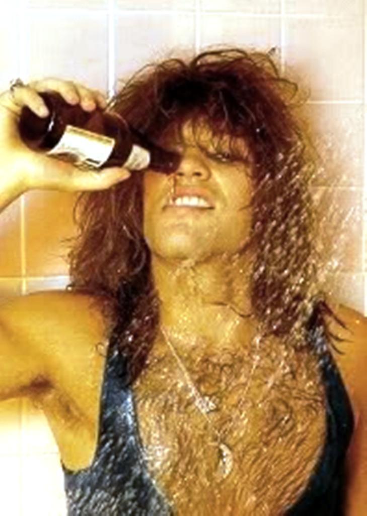 Fira med en bira Jon Bon Jovi räds inte att öppna en flaska öl med ögongloben